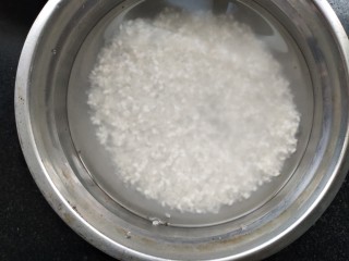 4、花千骨之~桃花羹,淘洗干净，放入清水，浸泡两个小时以上。