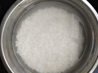 5、花千骨之~桃花羹,浸泡好的米。