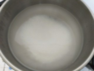 6、花千骨之~桃花羹,放入锅中煮。