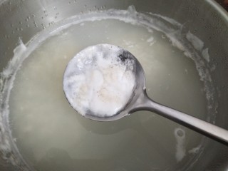 7、花千骨之~桃花羹,煮到米汤粘稠，去表面浮沫。