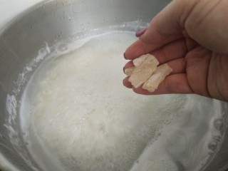 8、花千骨之~桃花羹,放入冰糖。