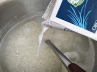 9、花千骨之~桃花羹,放入牛奶。