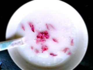 11、花千骨之~桃花羹,放入洗好桃花花瓣。