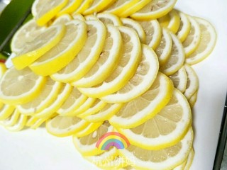 3、非常有效!川贝柠檬膏!(电饭锅版),柠檬两头削去头尾,切片。