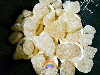 6、非常有效!川贝柠檬膏!(电饭锅版),铺冰糖。