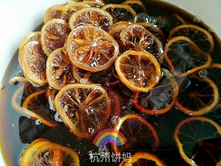 8、非常有效!川贝柠檬膏!(电饭锅版),成品已经焖透了,但是状态还是比较稀的,倒入锅中熬,熬到略微浓稠就可以了,如果太稠,按照现在这个温度装瓶放凉后你就挖不动了(我用的是白珐琅釉的铸铁锅,大家可以选择康宁锅、不粘锅,锅具的选择我在小贴士有说明)。