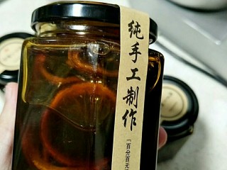 10、非常有效!川贝柠檬膏!(电饭锅版),趁热装瓶倒扣,放凉后再翻过来。常温储存,不开封的情况下可以放半年(瓶子等容器请在使用前消毒,蒸煮烤箱烘烤都可以)。不装瓶的可以放家里的乐扣盒子冰箱保存,保质期略短,一两个月还是没什么问题的,请尽快吃完。