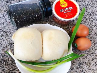 1、香煎馒头片,准备原材料馒头、鸡蛋、香葱、黑芝麻和烧烤料备用