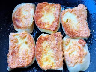 7、香煎馒头片,馒头片一面煎好再煎至另一面火一定不要太急哦