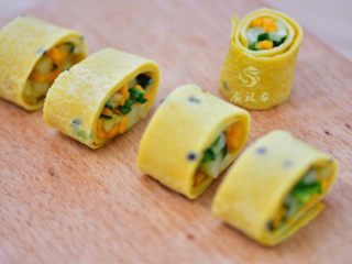 8、小米食谱集合,小米蔬菜卷，就是用上面的小米煎饼，卷了蔬菜。有时稍微变化一下，食物就会有意想不到的惊喜。