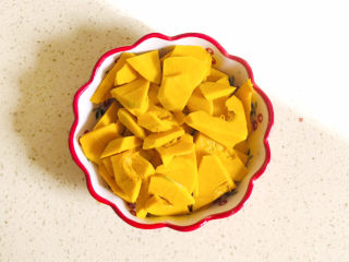 2、红枣南瓜粥,南瓜洗净去皮，切成薄片