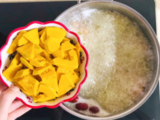 12、红枣南瓜粥,加入南瓜