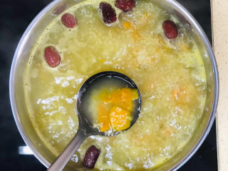 14、红枣南瓜粥,继续慢火煲至绿豆开花，小米粘稠，就可以关火了