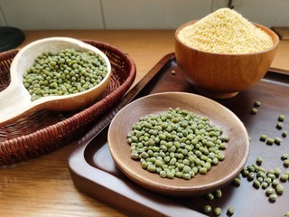 1、绿豆小米粥,准备所需食材。