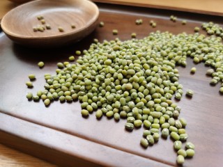 2、绿豆小米粥,做绿豆粥之前,仔细挑拣出绿豆里面的坏豆和沙粒。