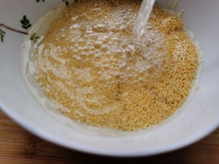 3、绿豆小米粥,小米淘洗干净。