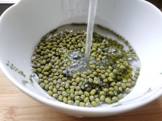 4、绿豆小米粥,然后将绿豆淘洗干净。