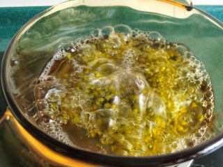 5、绿豆小米粥,大火煮开,水开后煮约五六分钟。