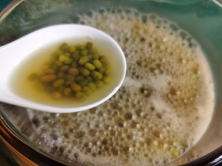 8、绿豆小米粥,经过这两次加水煮开后,绿豆已经差不多快煮熟了。