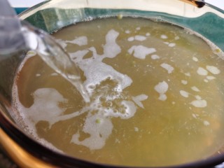 9、绿豆小米粥,第三次把水加至和平常煮粥时一样多的水。