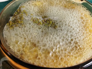 11、绿豆小米粥,大火煮开,撇去煮出的浮沫。