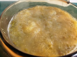 12、绿豆小米粥,然后调至小火,其间搅动几次,防止溢锅。