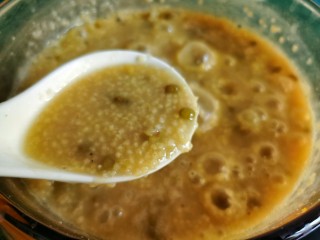 13、绿豆小米粥,当煮至米汤粘稠,绿豆开花熟烂时就可以了。