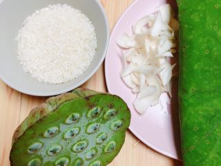 1、鲜荷叶百合莲子粥（清热解暑）,准备好食材。荷叶、莲蓬、百合、大米。