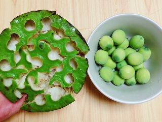 5、鲜荷叶百合莲子粥（清热解暑）,将莲子从莲蓬中取出来。