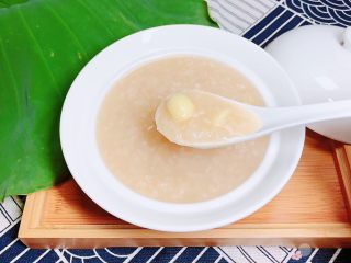 15、鲜荷叶百合莲子粥（清热解暑）,放凉了、冰镇一下吃，荷叶清香非常好吃哟！