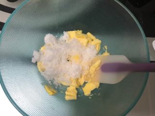3、蔓越莓饼干,加入白糖，用硅胶铲把黄油和白糖充分拌匀。