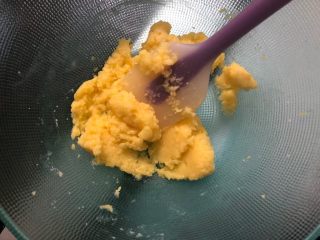 4、蔓越莓饼干,拌匀之后分三次倒入蛋液，每次都充分搅拌均匀后再加入蛋液！