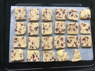9、蔓越莓饼干,1小时后取出切成厚薄均匀的片。