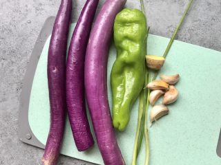 1、红烧茄子,食材洗净准备：线茄3个、青椒一个、蒜瓣5个、葱2根，姜