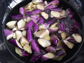 5、红烧茄子,锅中放适量的油烧热，茄子倒进去油炸