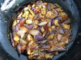 10、红烧茄子,把油炸过的茄子放进去翻炒均匀