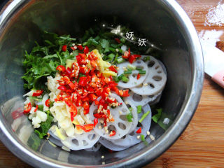 9、酸辣藕片,将食材装入容器中。