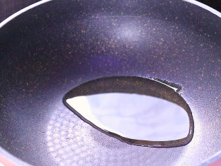 5、最开胃的下饭菜毛豆炒肉末,炒锅中放入色拉油适量,加热至八成热。