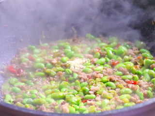 11、最开胃的下饭菜毛豆炒肉末,起锅前加入鸡精调味即可。
