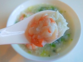 1、蔬菜虾仁粥,早餐的一碗蔬菜虾仁粥。