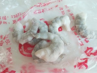 2、蔬菜虾仁粥,虾仁冷水泡开解冻。