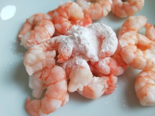 3、蔬菜虾仁粥,加入淀粉。