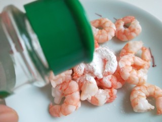 4、蔬菜虾仁粥,加入白胡椒。