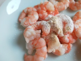 5、蔬菜虾仁粥,加入姜粉，料酒抓均匀淹制。