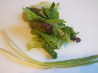 6、蔬菜虾仁粥,蔬菜一把洗干净。