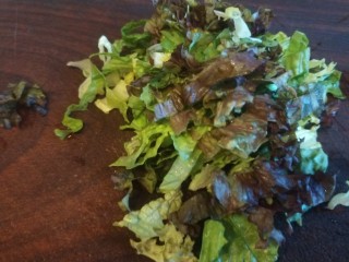 7、蔬菜虾仁粥,切成小段备用。