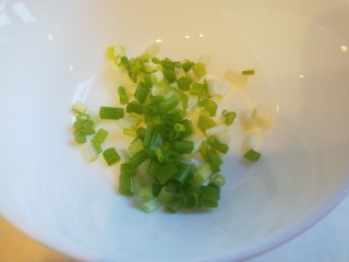 8、蔬菜虾仁粥,香葱切末。