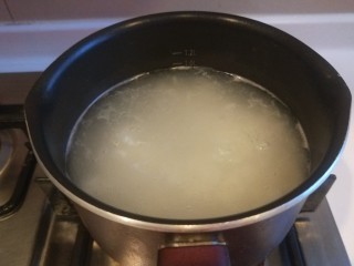 9、蔬菜虾仁粥,锅中加入适量水烧开，放入大米。