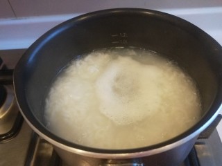 10、蔬菜虾仁粥,大米煮开煮熟。