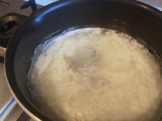 11、蔬菜虾仁粥,倒入虾仁煮两分钟。